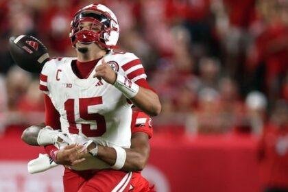 Quarterback Dylan Raiola of the Nebraska Cornhuskers loses the ball as he is sacked by linebacker Jonathan Thompson of the Cincinnati Bearcats.(Getty Images via AFP)