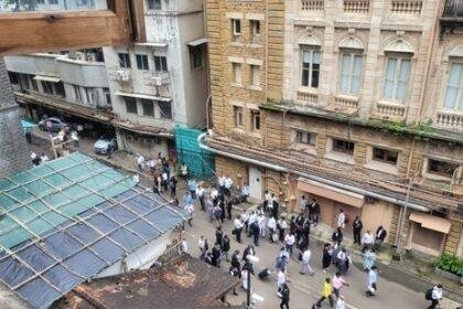 Bombay High Court premises being vacated as authorities conduct a search operation.(HT Photo)