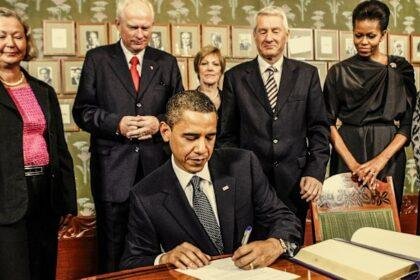 US President Barack Obama officially accepts the 2009 Nobel Peace Prize.