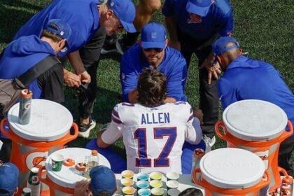 Trainers and coaches tend to Buffalo Bills quarterback Josh Allen's (17) bloody nose(AP)
