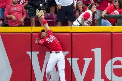 Noelvi Marte leaps to make a catch