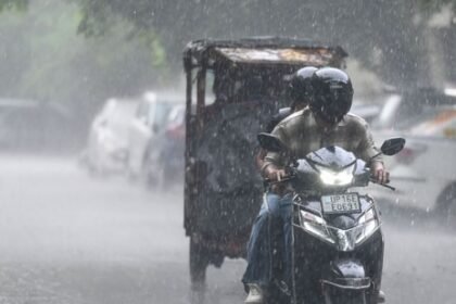 Commuters faced rain in parts of Noida. According to the Indian Meteorological Department (IMD), the sky will remain mostly cloudy in Delhi NCR today