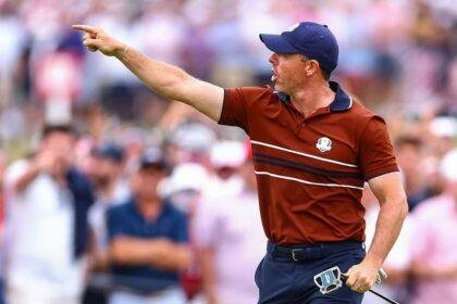 Rory pointing at fan
