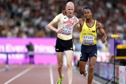 Steeplechaser Tim Van de Velde stops to help ailing foe finish