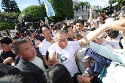Ko Wen-je greets supporters outside the Taipei detention house where he was held for nearly a year. Photo: CNA