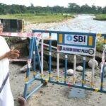 West Bengal CM Mamata Banerjee conducts an inspection of the flood-affected Kalikhola Bridge at Nagrakata, in Jalpaiguri on Monday(@AITCofficial X)