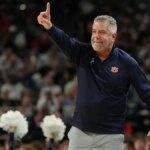 Bruce Pearl on sideline