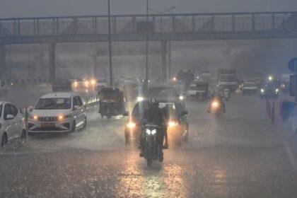 Heavy rain near Akshardam Temple on NH-24 near Vinod Nagar in New Delhi, on Thursday, October 2(Arvind Yadav/ Hindustan Times)