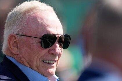 Jerry Jones watches warms ups