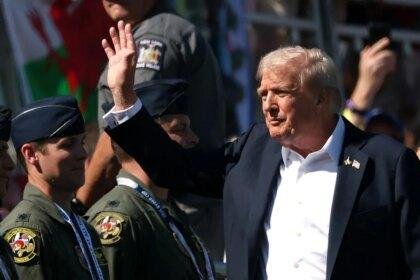 Trump waving at Bethpage