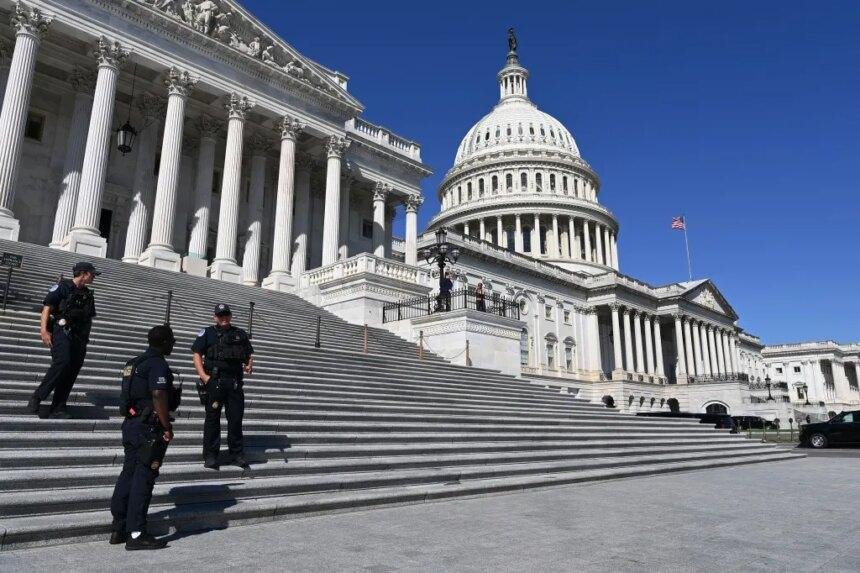 Police officers in front of the US Capitol Building.