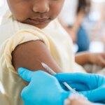 A photo of a young child getting vaccinated.